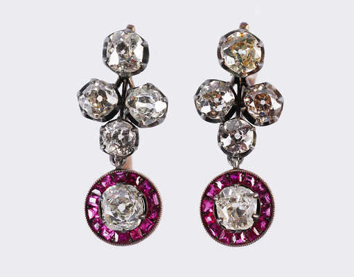 Серьги из желтого и белого металла, общим весом 6,09 грамма, содержат вставки из бриллиантов и рубинов